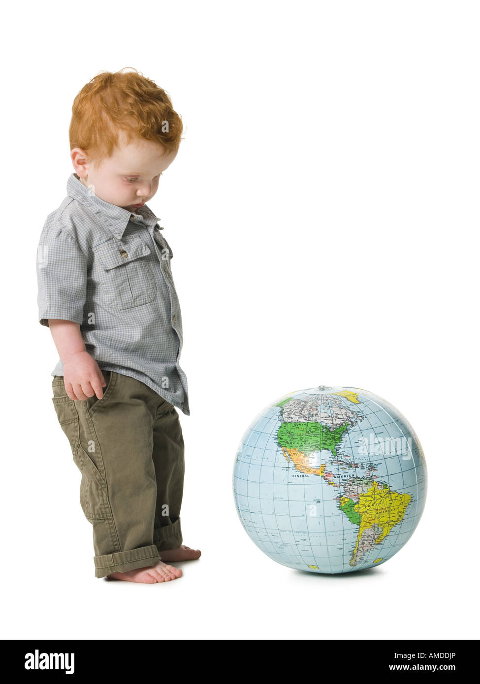 Kleiner Junge neben Globus Stockfoto