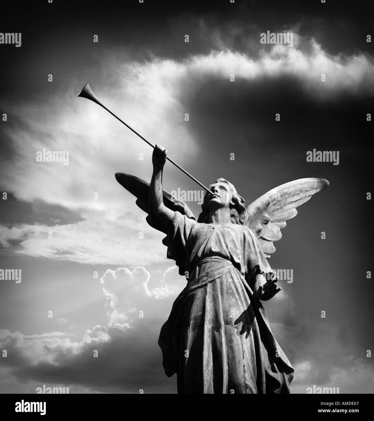 Engelsstatue mit Trompete Stockfoto