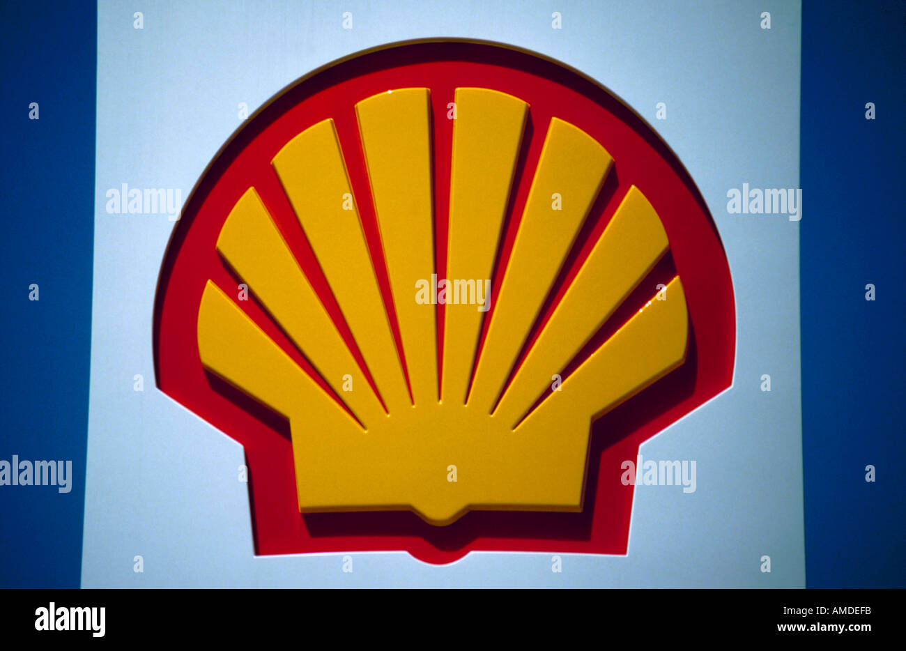 Shell-Abzeichen / Logo / Markenzeichen außerhalb einer Tankstelle. Stockfoto