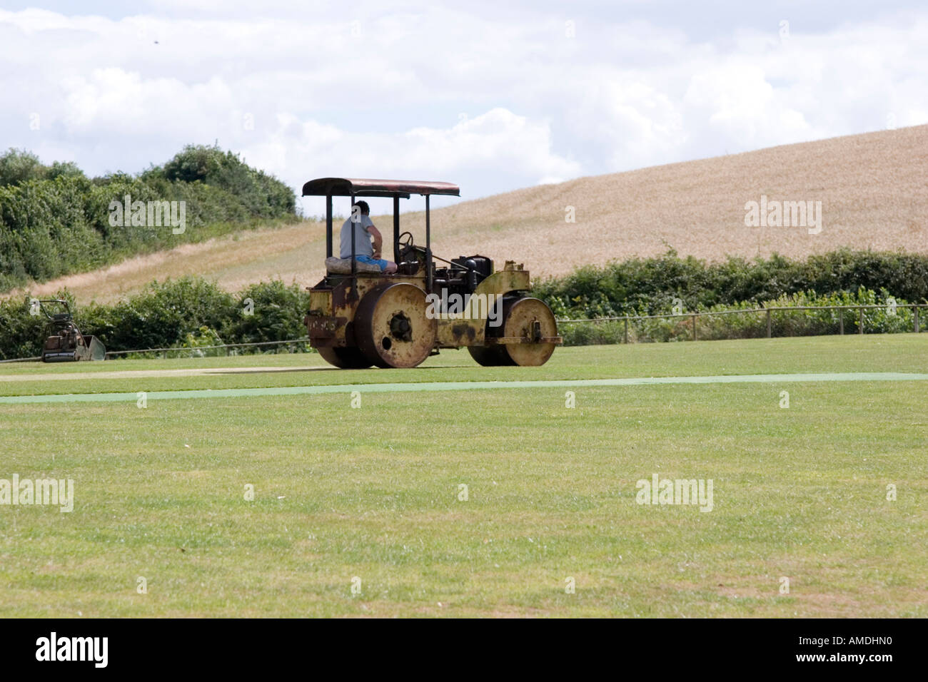 Mechanische Walze bügelt, alle Unebenheiten auf dem Cricketplatz und wicket Stockfoto