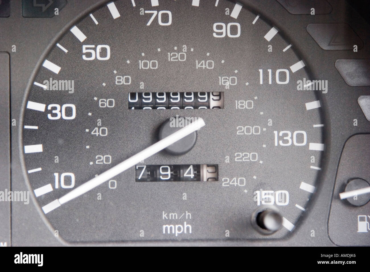 Kilometerzähler Uhr tickt über 99 999 bis 100 000 Meilen Stockfoto