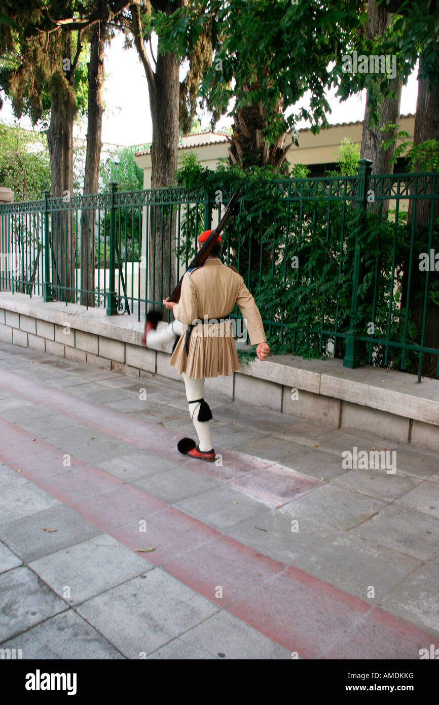 griechische traditionelle Garde der Ehre Tsolias zu Fuß Stockfotografie