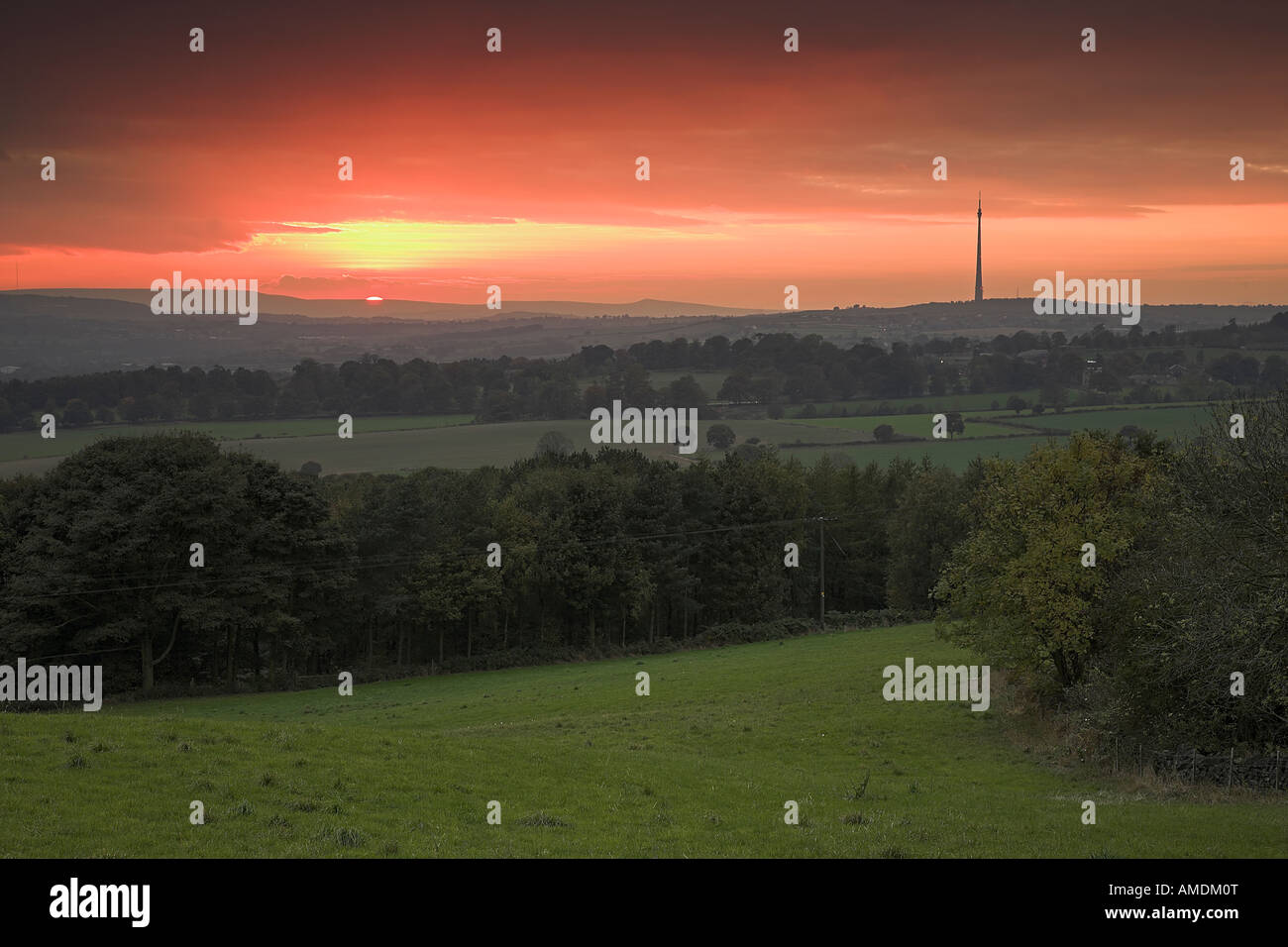 Blick über die Felder bei Sonnenuntergang an den Emley Moor Mast TV Sender an der Emley, West Yorkshire, Großbritannien Stockfoto