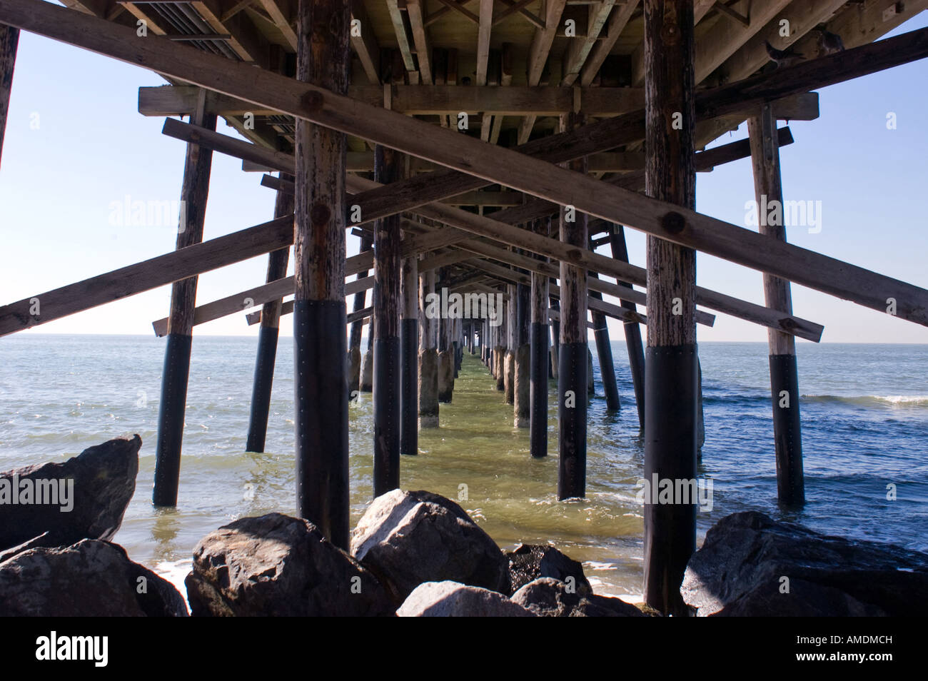 Blick auf das Meer durch die Pylonen eines Piers in Kalifornien Stockfoto