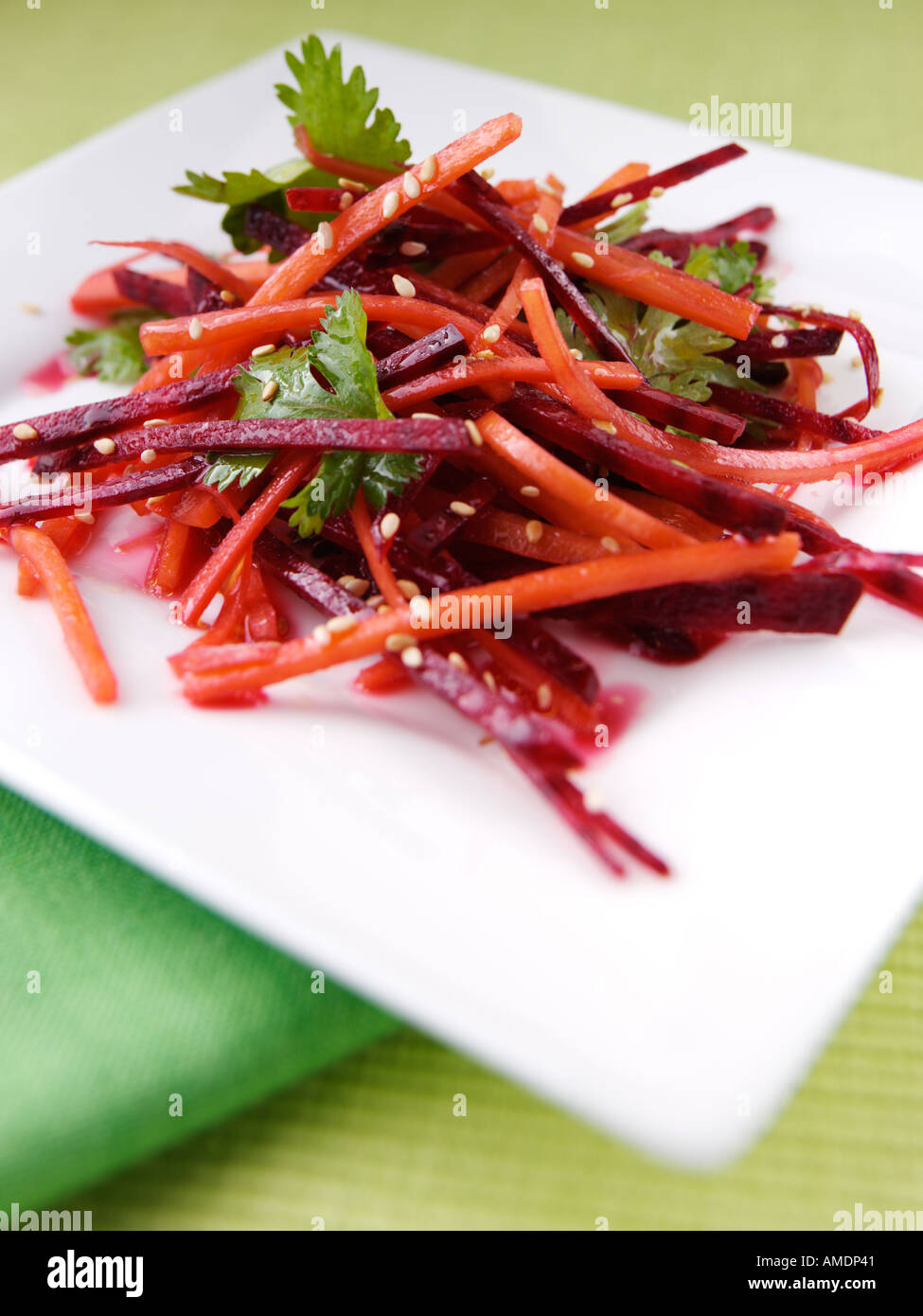 Rote Beete-Karottensalat Stockfoto