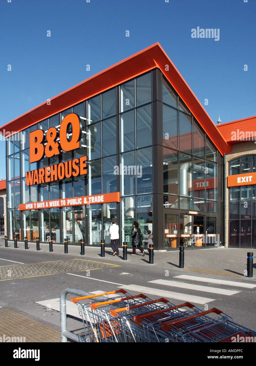 B & Q Chelmsford B & Q diy Geschäft Einzelhandel Lager Gebäude Glasverkleidung zu Haupteingang & Ausgang Bereich zum Parkplatz Chelmsford Essex England Großbritannien Stockfoto