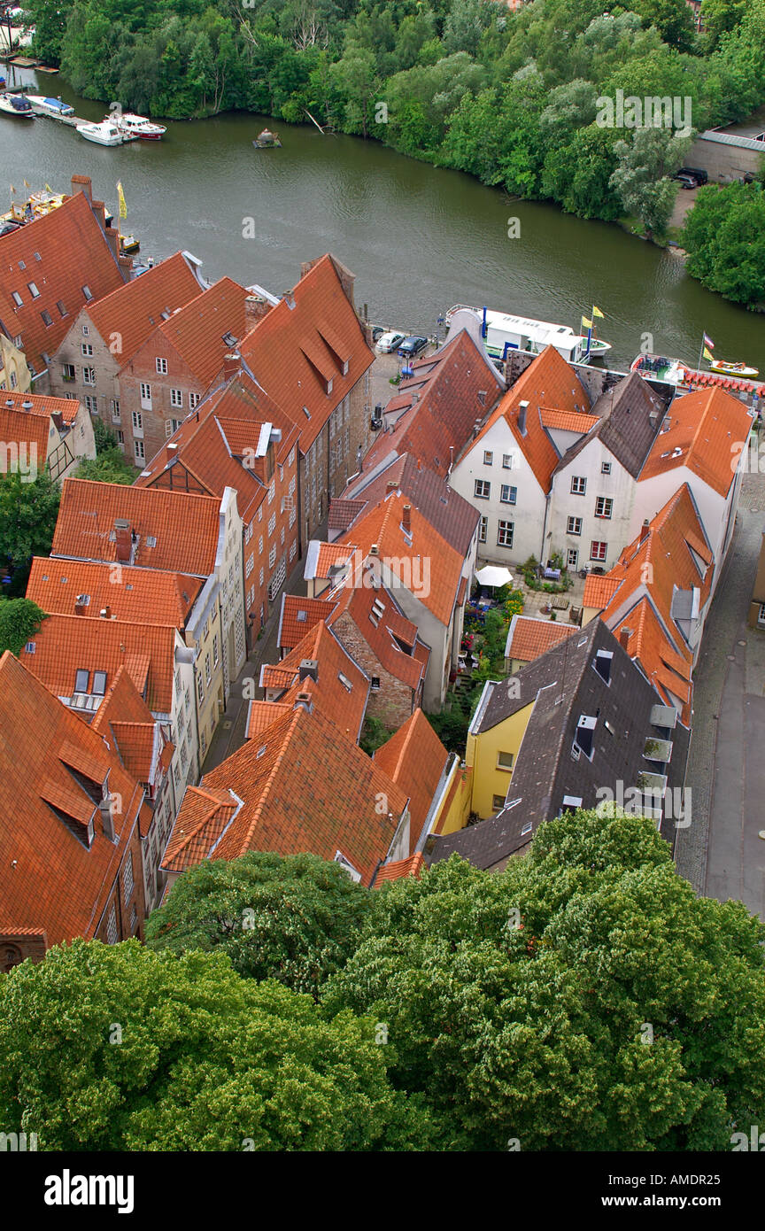 Häuser am Fluss Trave Lübeck Stockfotografie Alamy