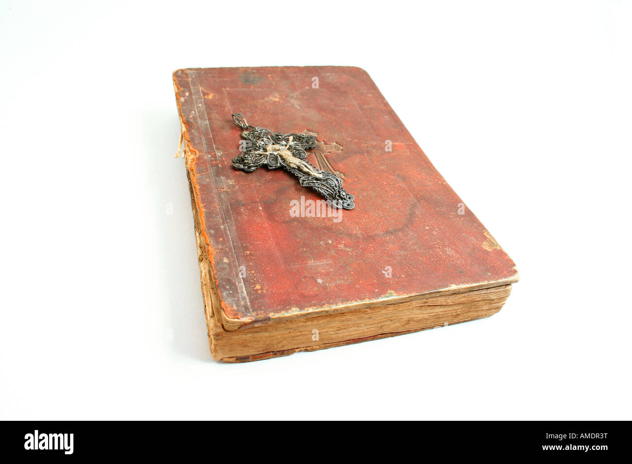 alte Bibel und Kreuz religiösen Konzepte auf weiß Stockfoto