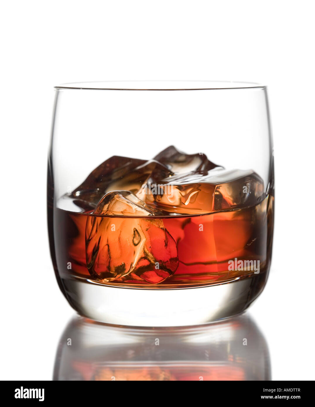 Glas Bourbon Whisky mit Eis auf den Felsen Stockfoto