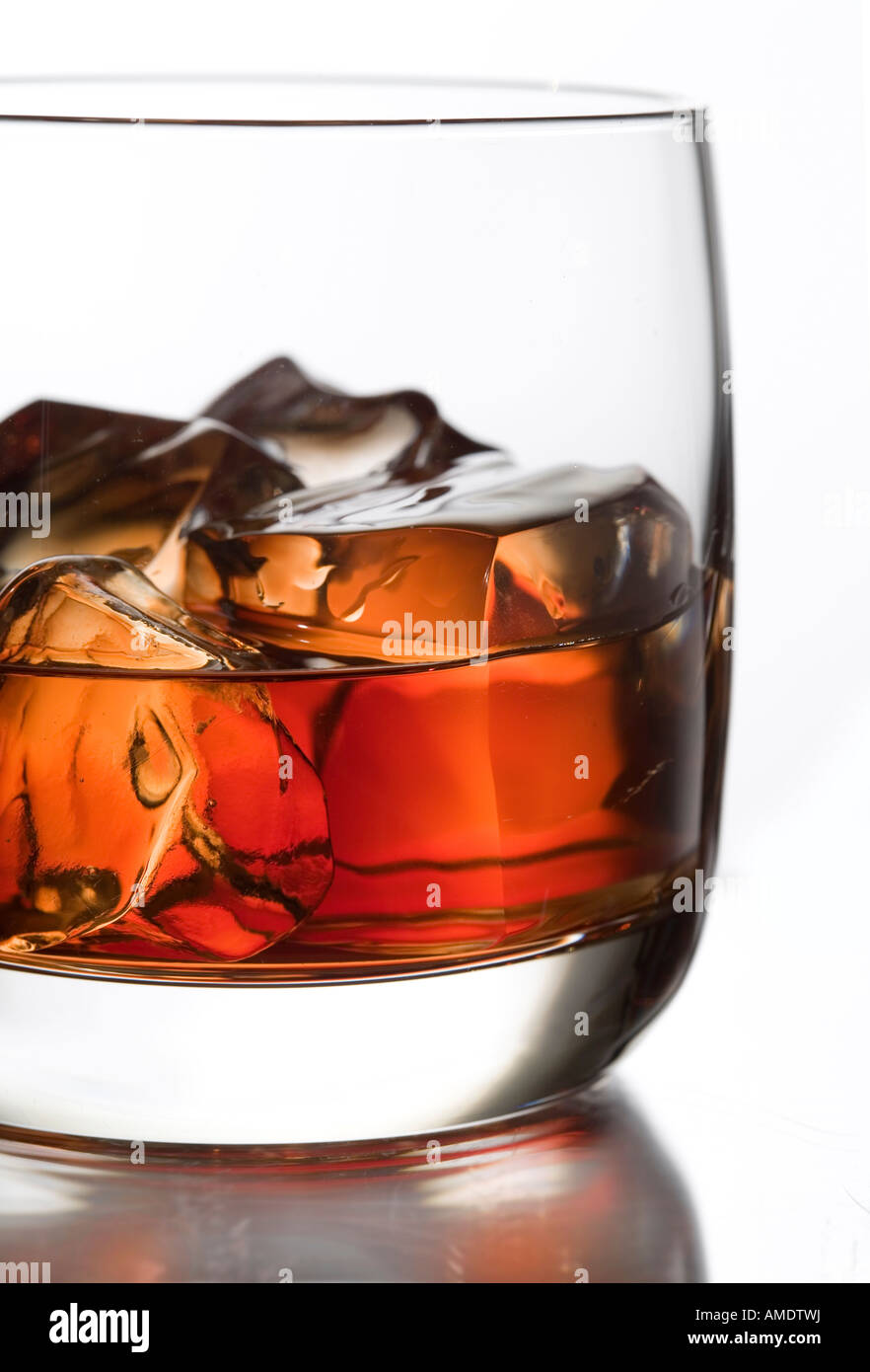 Nahaufnahme von einem Glas Bourbon whisky Stockfoto
