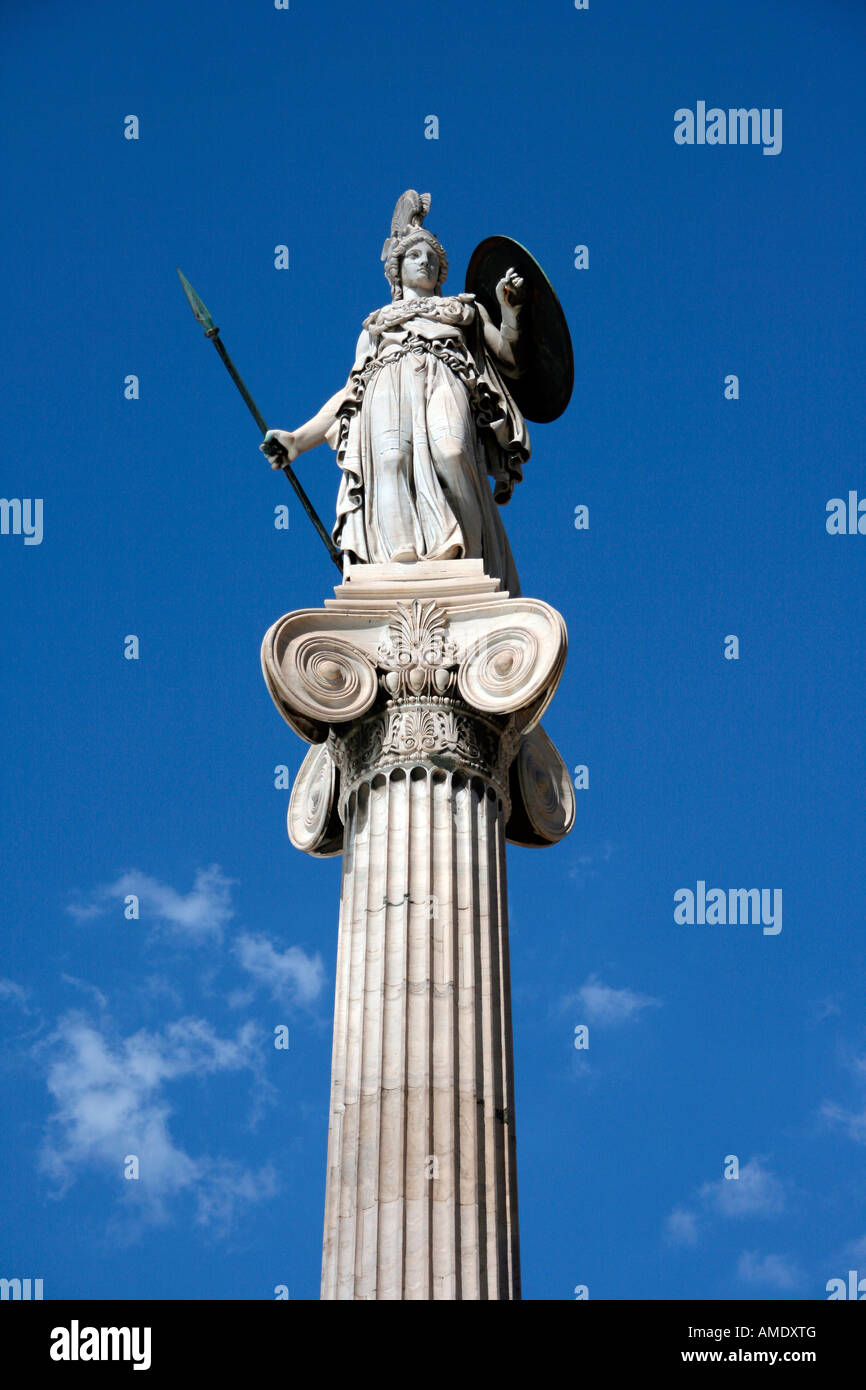 Die Statue der Göttin Athena auf einer hohen korinthischen Säule vor der Universität Athen Griechenland auf total blauer Himmel Zeitmessung Stockfoto