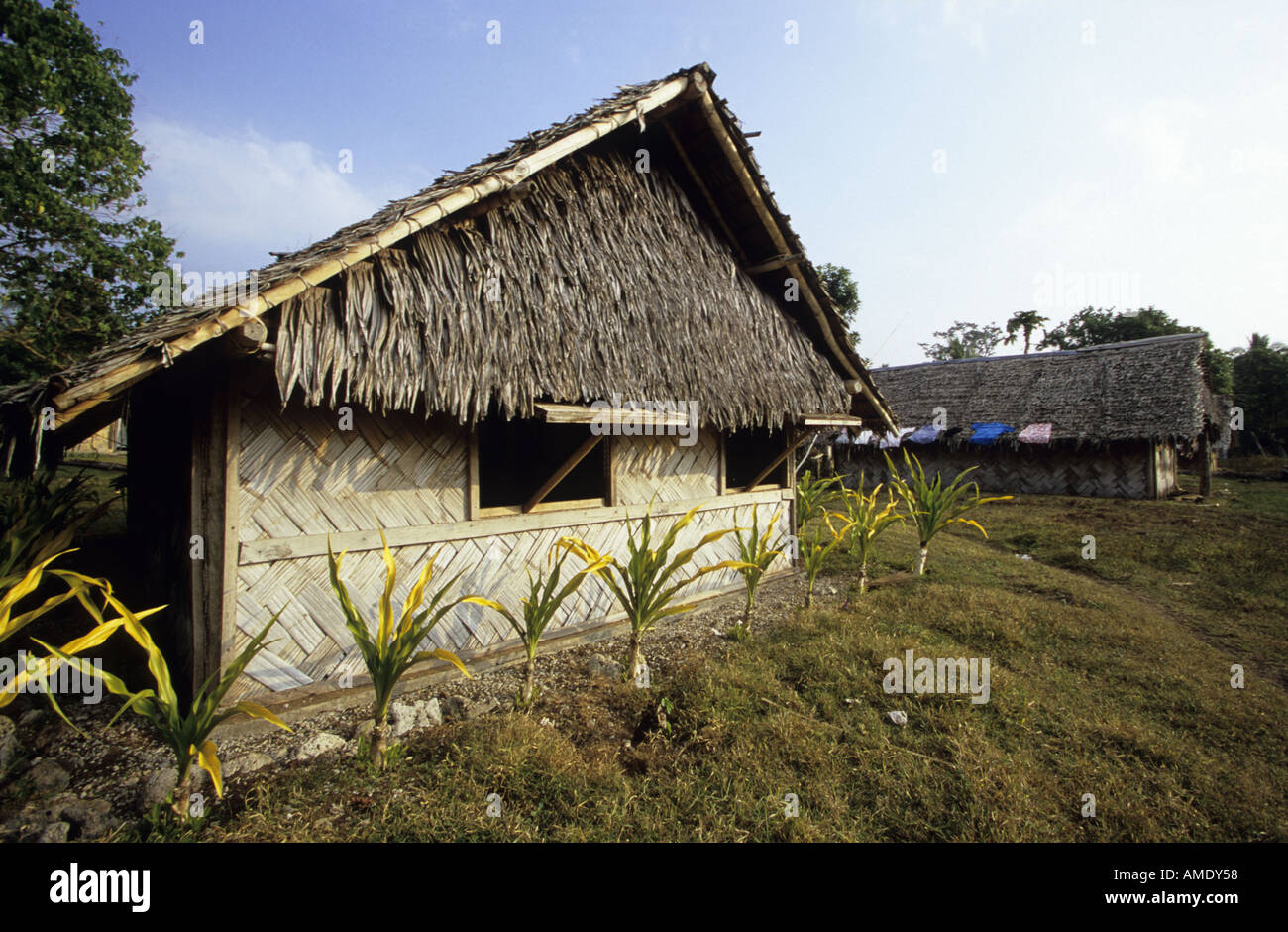 Pazifik-Insel Bungalow am schwarzen Strand, Espiritu Santo, Vanuatu Stockfoto