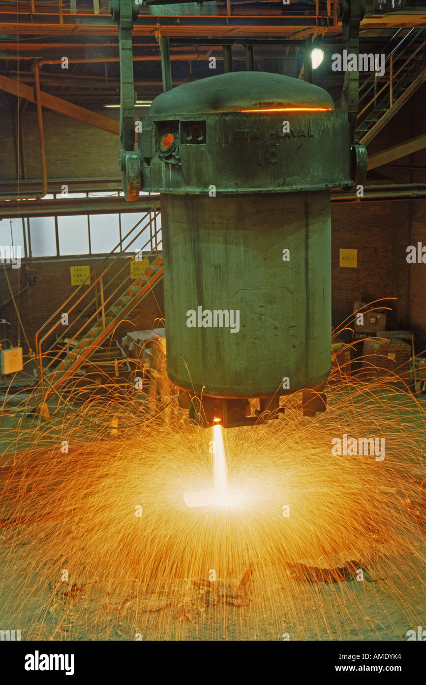 Kelle gießen geschmolzenen Stahl und Schlacke bei Hagfors Steel Mühle in Schweden Stockfoto