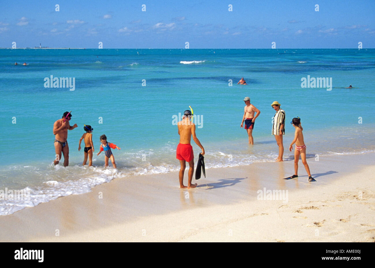 Schnorchler und Strand Kämmmaschinen an einem weißen Sandstrand in den Dry Tortugas in der Nähe von Fort Jefferson National Park Stockfoto