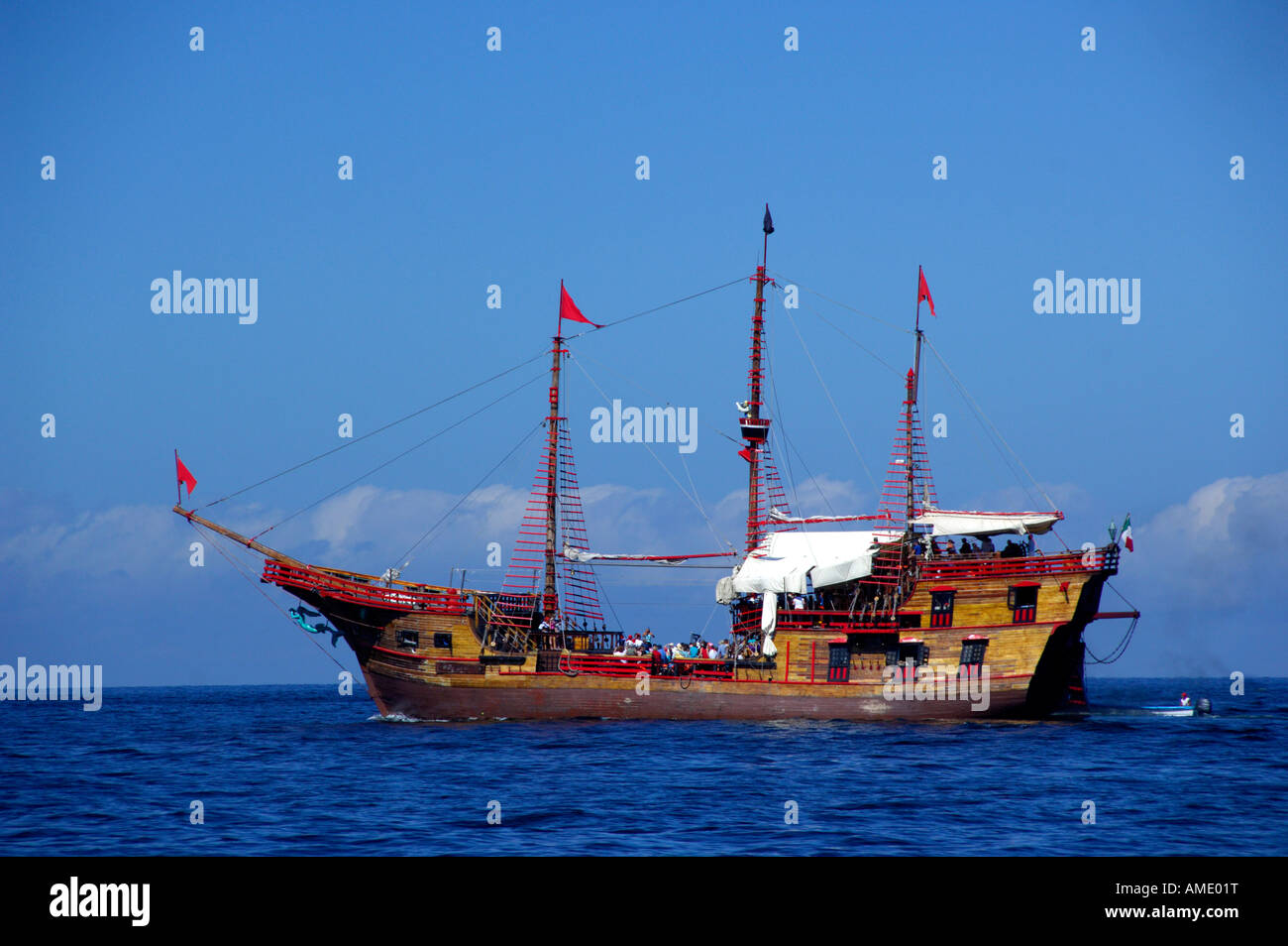 Nordamerika, Mexiko, Bundesstaat Jalisco, Puerto Vallarta. Beliebte touristische Piratenschiff, die Marigalante in der Banderas Bucht Stockfoto