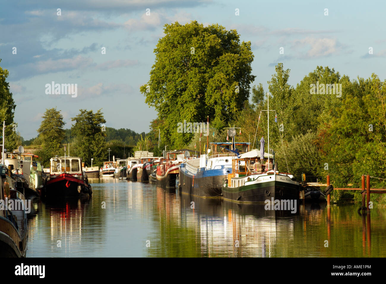 Lastkähne auf Einlass des Flusses Soane in St. Jean de Losne Frankreich in der Region Burgund Stockfoto