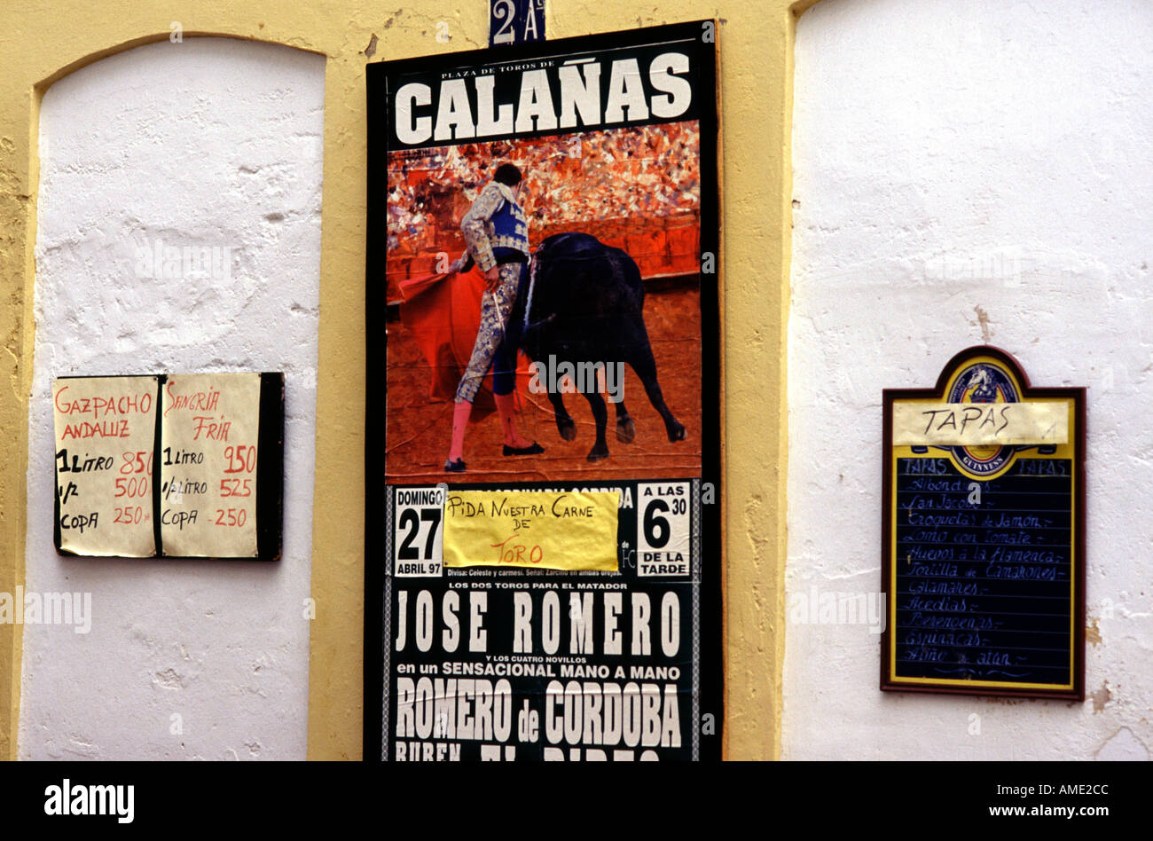 Stierkampf Werbung und Tapas an der Außenwand der Plaza de Toros in Ronda eines Berges eine Stadt in der Provinz Malaga in Andalusien Spanien gehängt Stockfoto