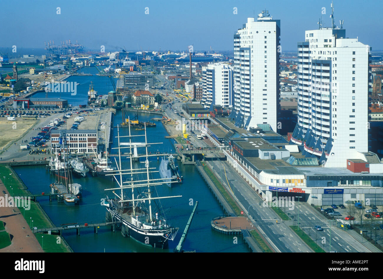 Panoramablick auf das National Maritime Museum und Columbus Center in Bremerhaven in Norddeutschland aus den Radarturm Stockfoto