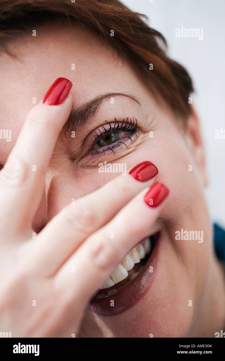Nahaufnahme einer reifen Frau lächelnd. Stockfoto