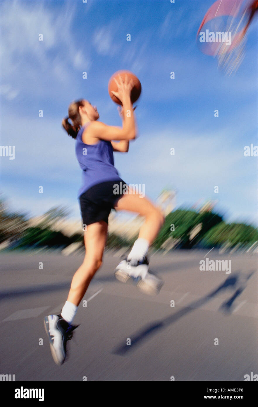Verschwommene Sicht Frau Basketball spielen Stockfoto