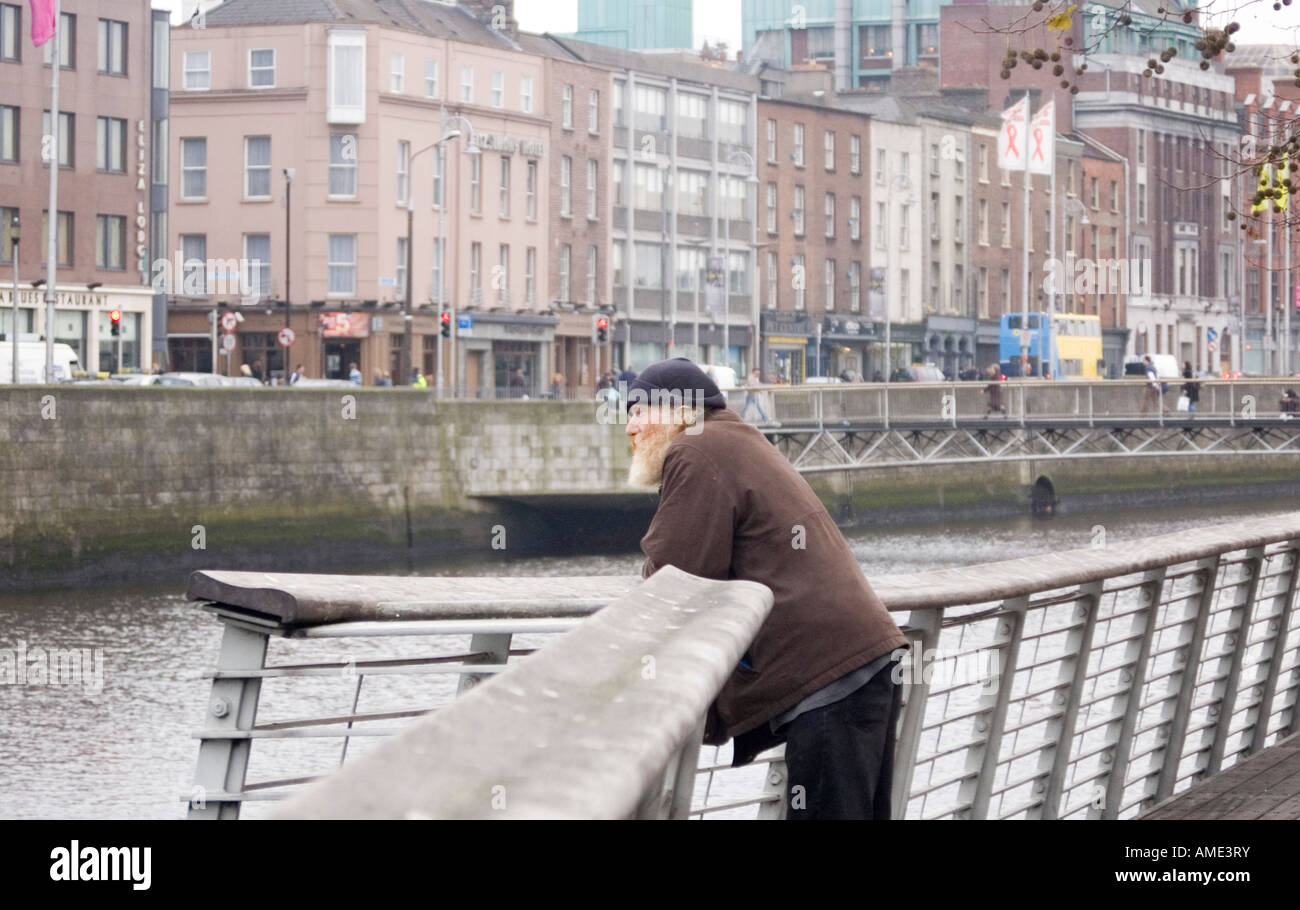 Alter Mann lehnte sich gegen den Gehweg Zaun am Bachelor Fuß Dublin Irland Stockfoto