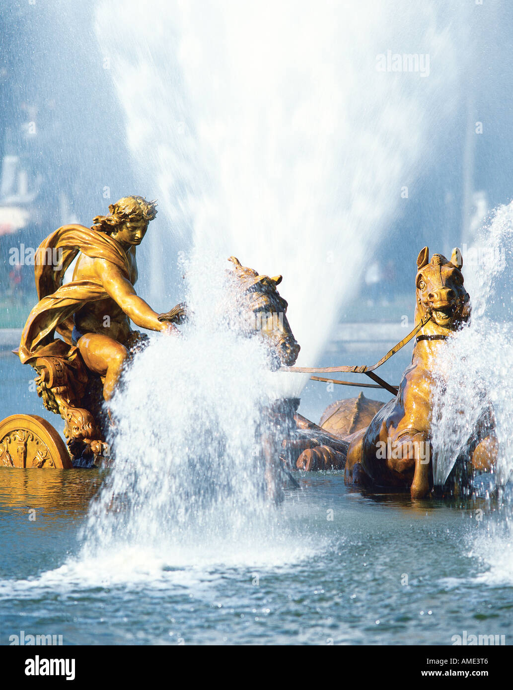 Der Brunnen im Bassin d Apollon eine Murmel spielen gesäumten Becken mit vergoldeten Statuen von Apollo steigt aus dem Wasser auf einem Pferd gezogenen Falle in den formalen Gärten des 17. Jahrhunderts Chateau de Versailles Stockfoto