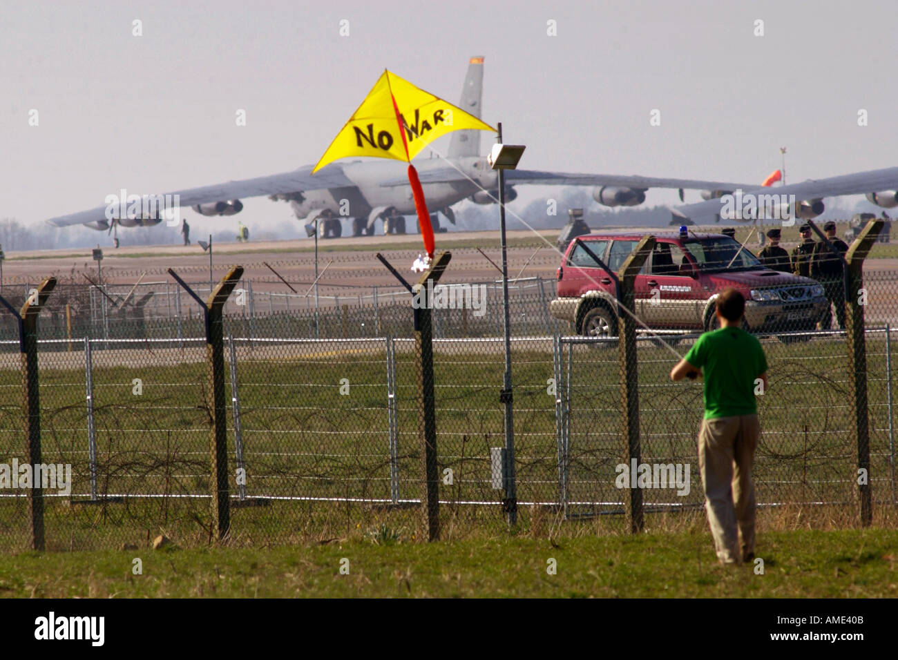 Frieden fliegt Demonstrant seinen Kite im Schatten der B52-Bomber am Gate 10 Friedenslager RAF Fairford Stockfoto