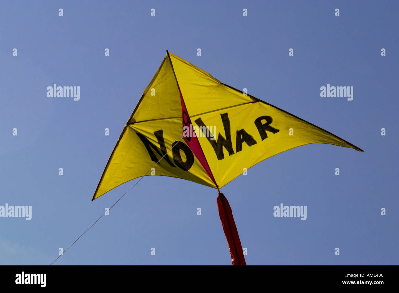 Kite geflogen von Frieden Demonstrant im Schatten der B52-Bomber am Gate 10 Friedenslager RAF Fairford Stockfoto