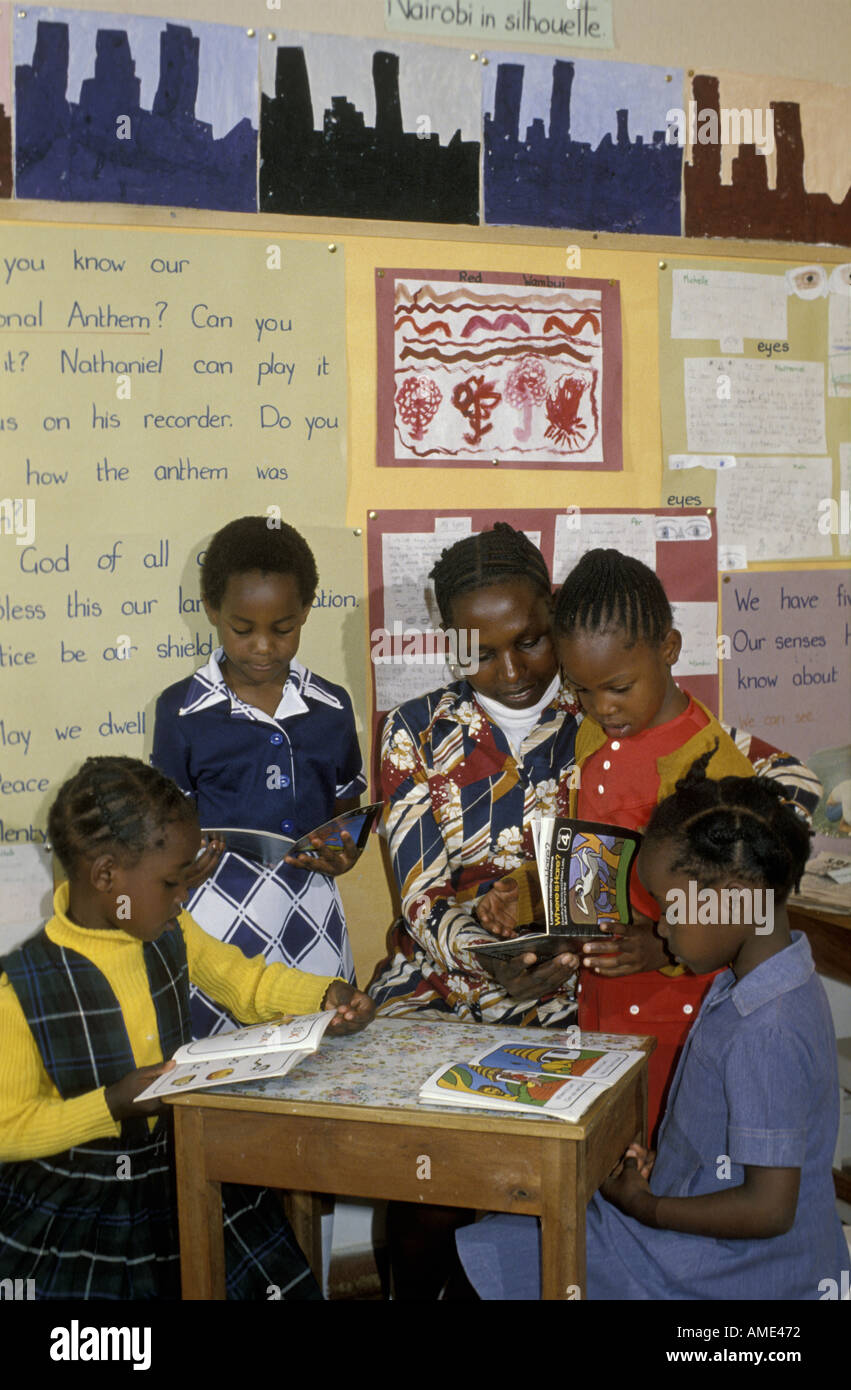 Kenianische primäre Schülerinnen und Schüler und Lehrer Stockfoto