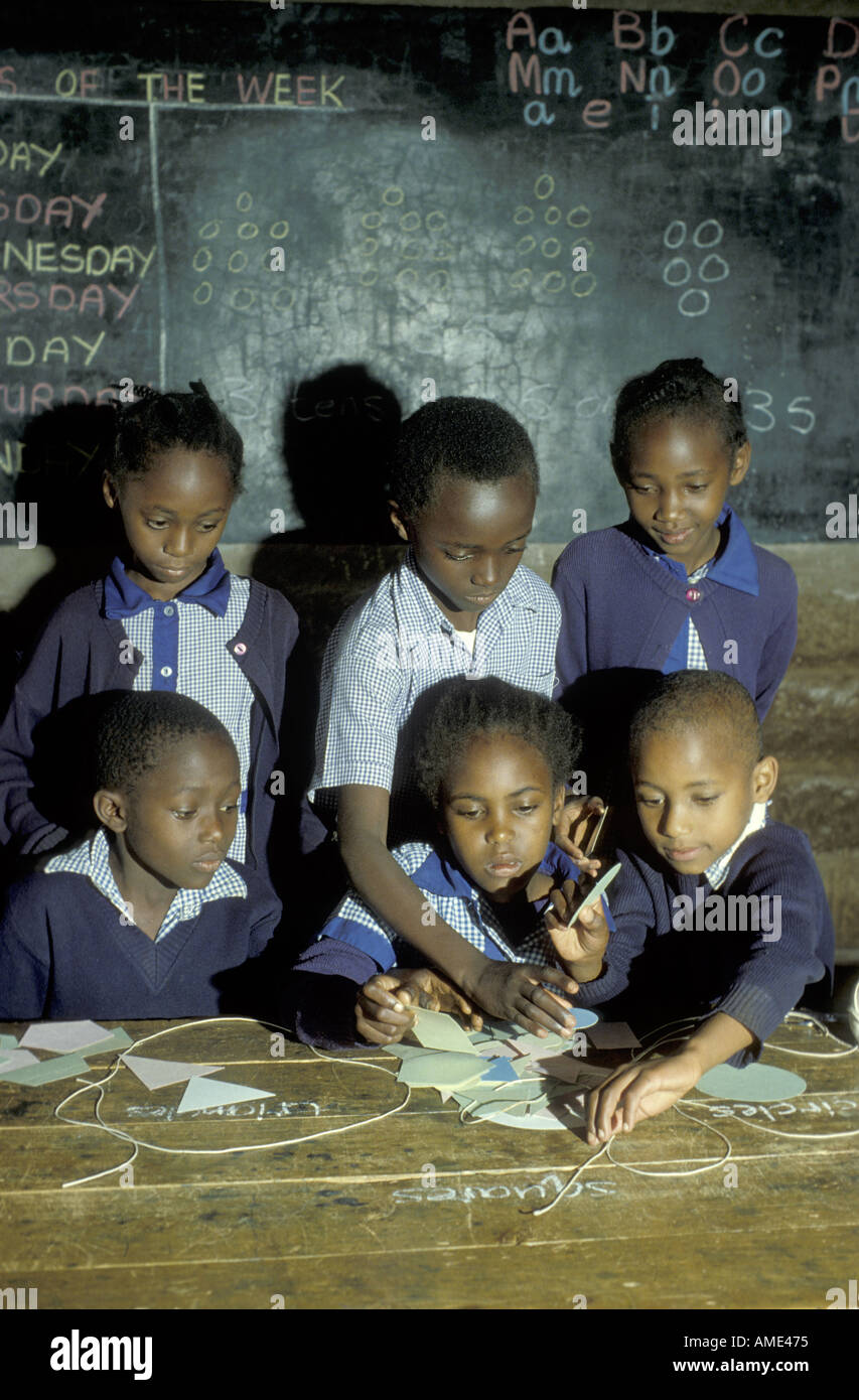 Kinder im Grundschulalter machen ein Experiment Stockfoto