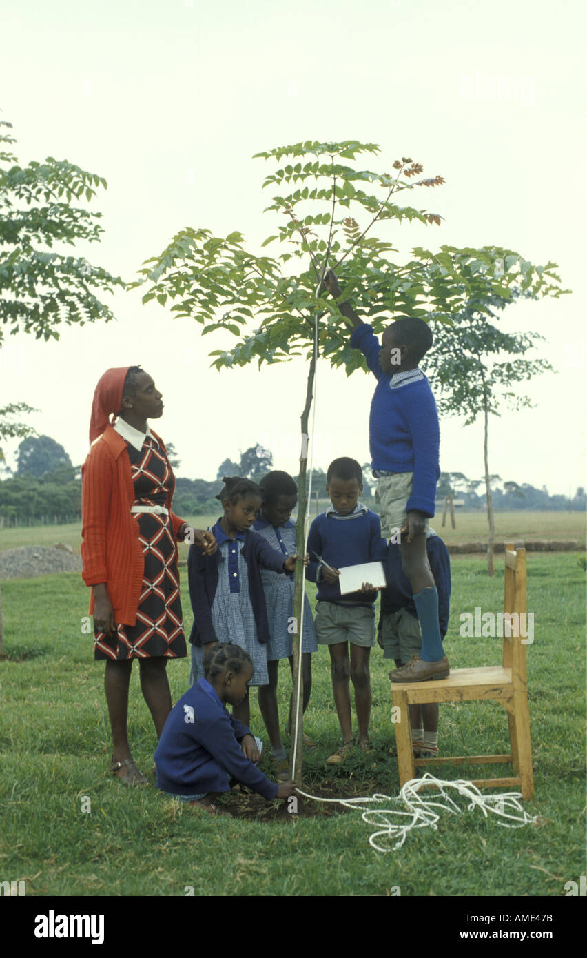 Kenianischer Lehrerin und Grundschule Kinder Stockfoto