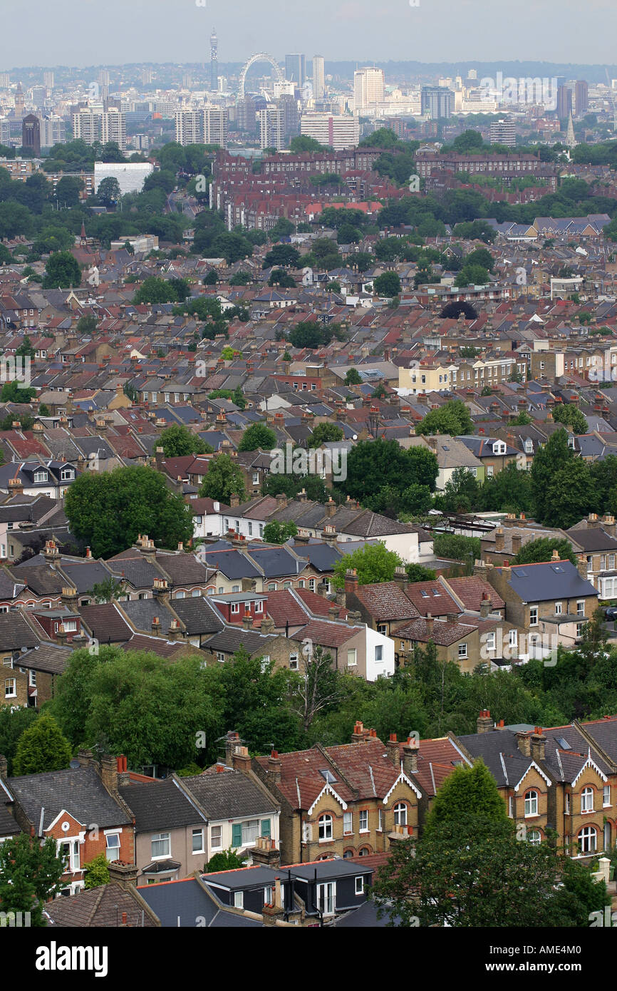 Blick auf London mit London Eye Riesenrad und Londoner Westend im Hintergrund gesehen von Forest Hill Estate, London, UK. Stockfoto