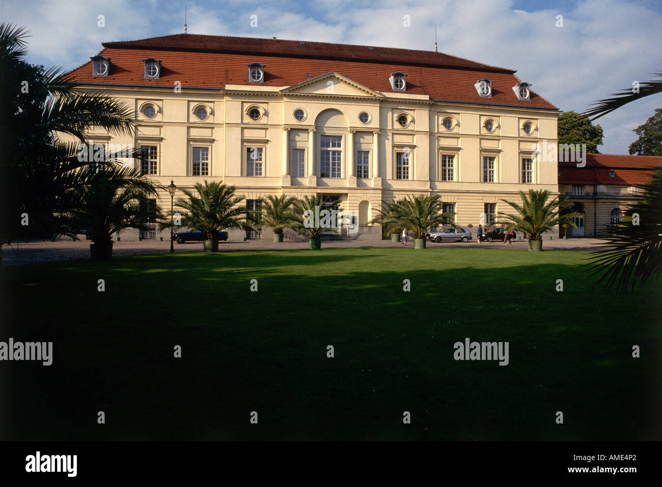 Blick über die Palmen gesäumt Rasen auf der Fassade des Museum für Völkerkunde Berlin s Museumskomplex Dahlem Teils dem in den ursprünglichen Gebäuden der Freien Universität Berlin untergebracht ist Stockfoto