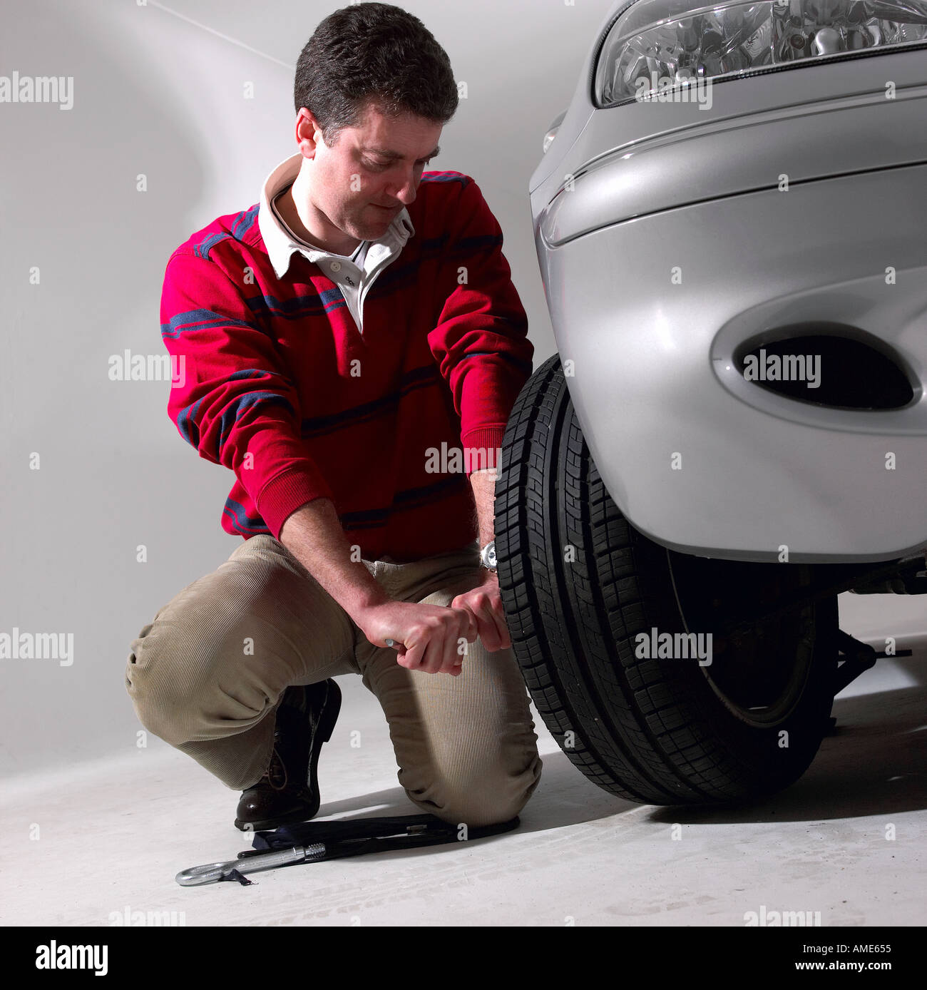 Mercedes Benz A160 2003 mit einem Radwechsel Stockfoto