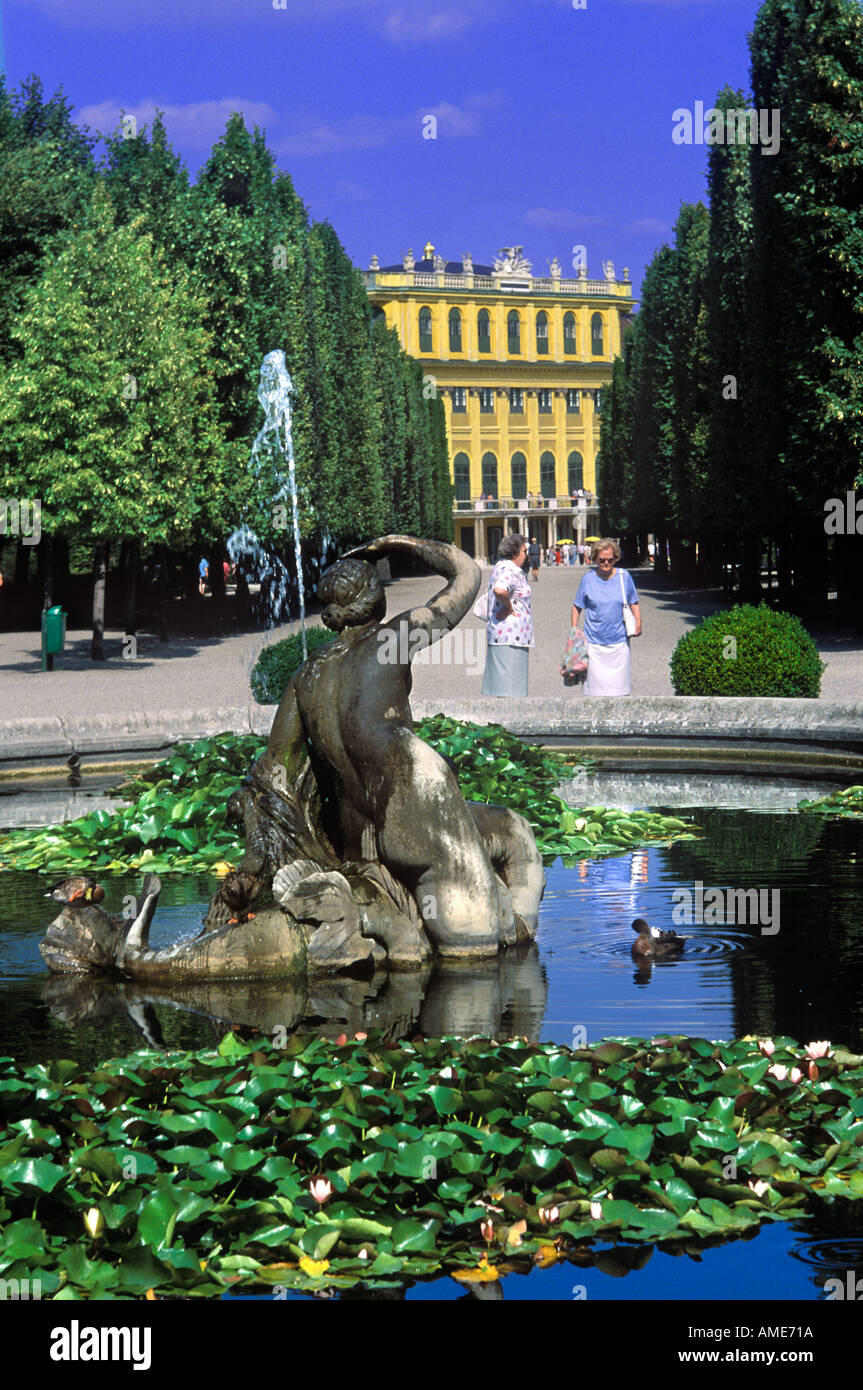 DIE GÄRTEN VON SCHLOSS SCHÖNBRUNN IN WIEN Stockfoto