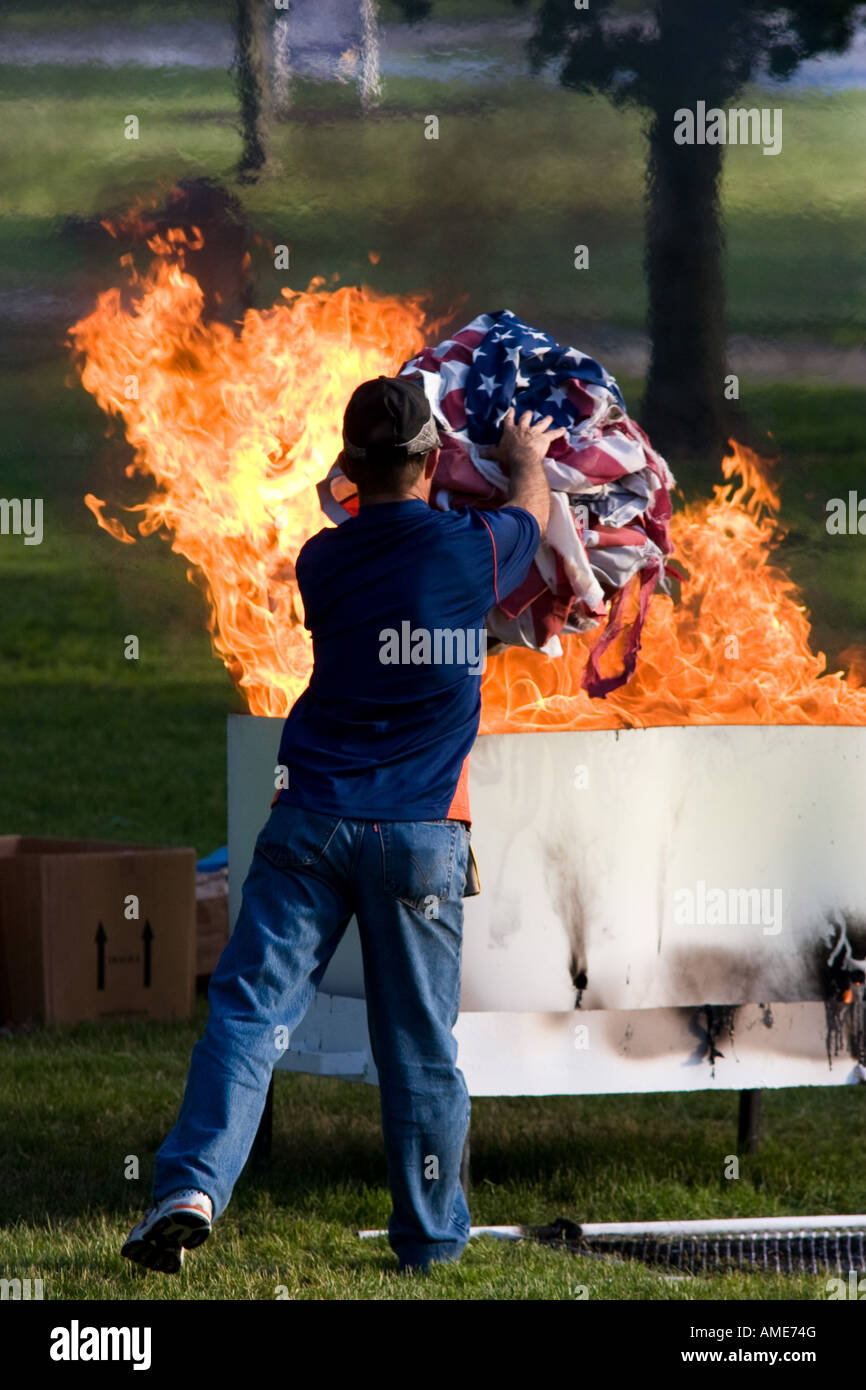 Der American Legion führt ihre jährliche US Flag Zerstörung Zeremonie Stockfoto