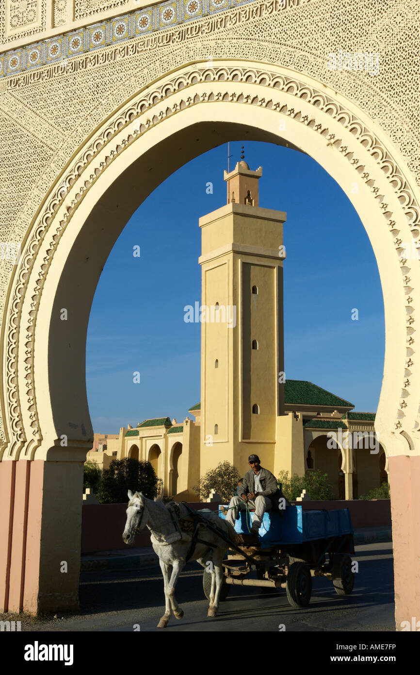 Ein Mann auf einem Pferd gezeichneten Wagen vorbei durch die traditionelle Bab (Tor), die Stadt Rassani im östlichen Marokko. Stockfoto