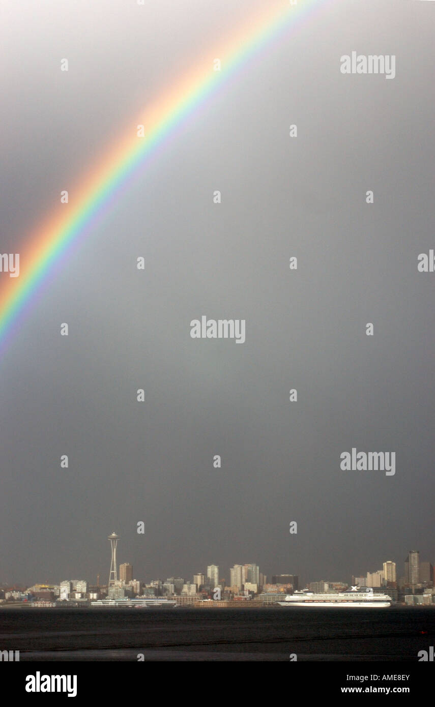 Regenbogen über die stürmischen Skyline von Seattle, einschließlich der Space Needle. Stockfoto