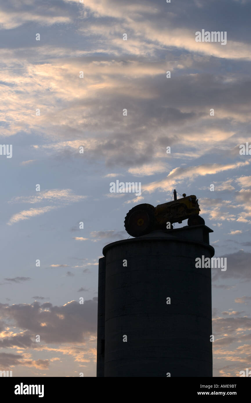 Traktor auf einem Silo Stockfoto