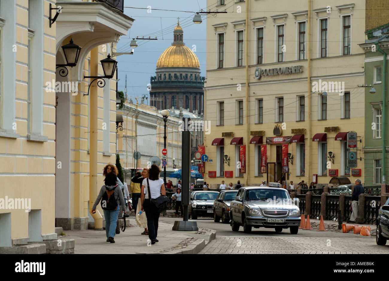 Blick in Richtung Schlossplatz und St Isaacs Kathedrale St Petersburg Russland von Moyka Canal Embankment gesehen Stockfoto