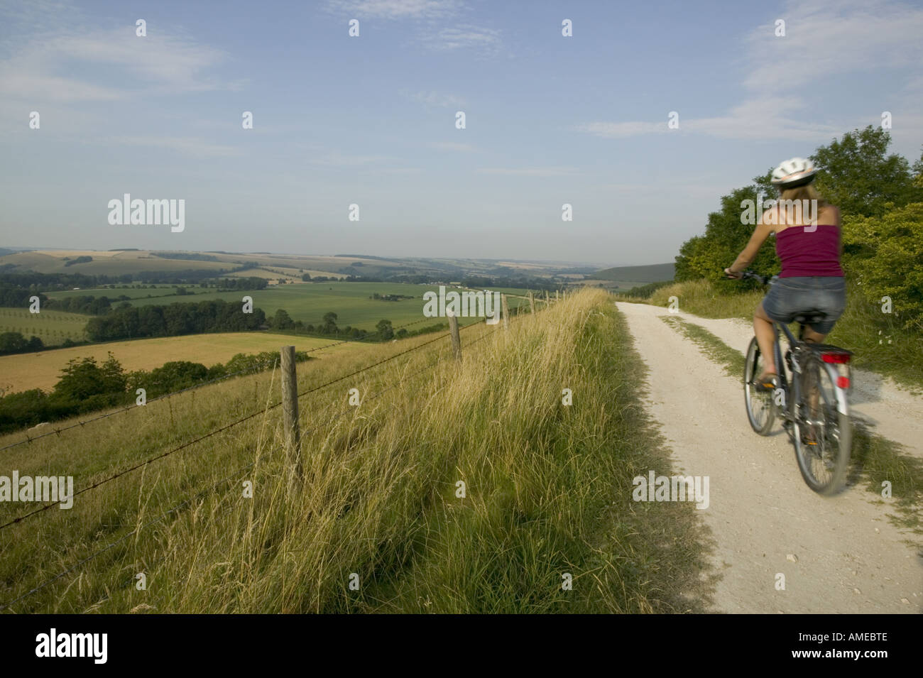 Radfahrer, die nach Oxdrove mit Blick auf Downs Stockfoto