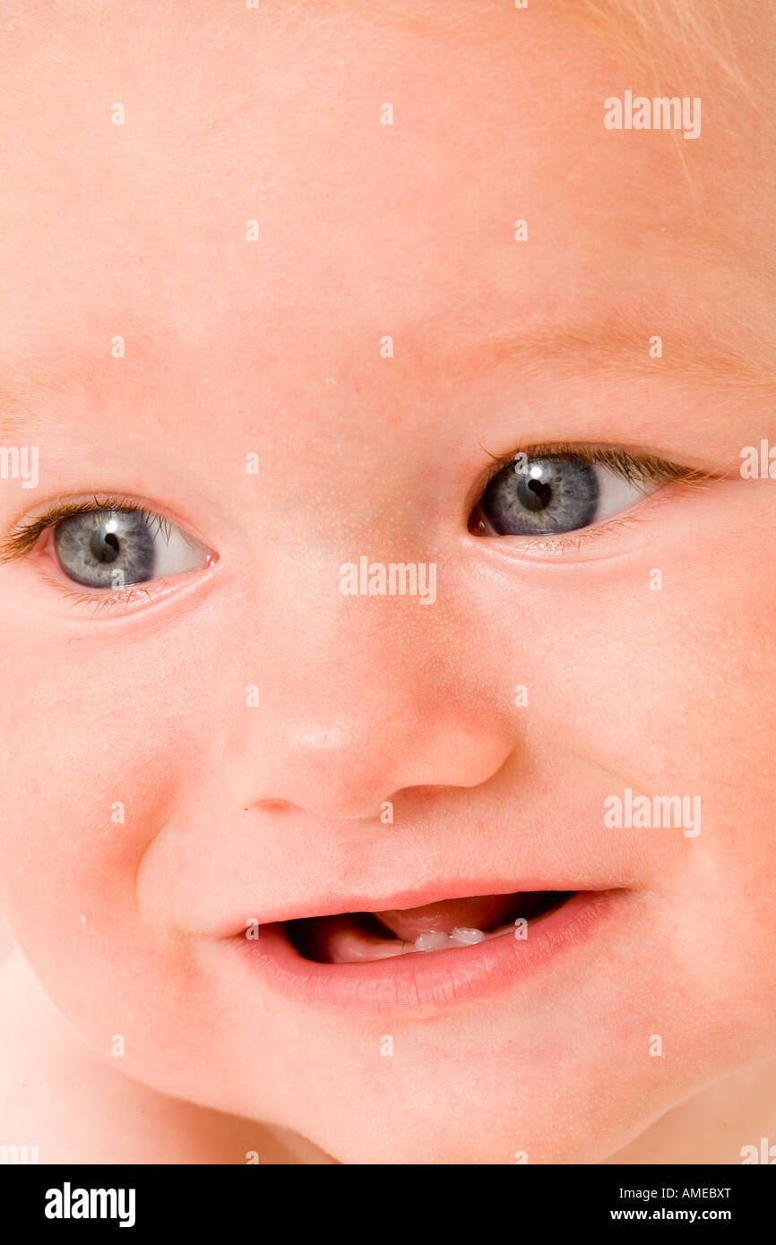 Baby zeigt ihre ersten Zähne Stockfoto