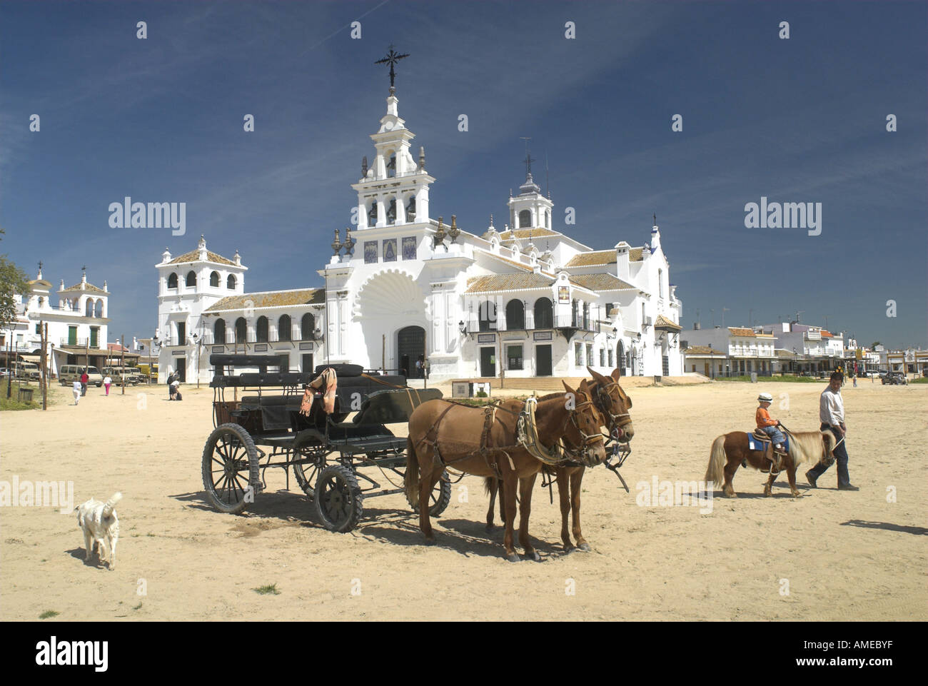 Kutsche vor der Kirche Blanca Paloma, Spanien, Andalusien, El Rocio Stockfoto