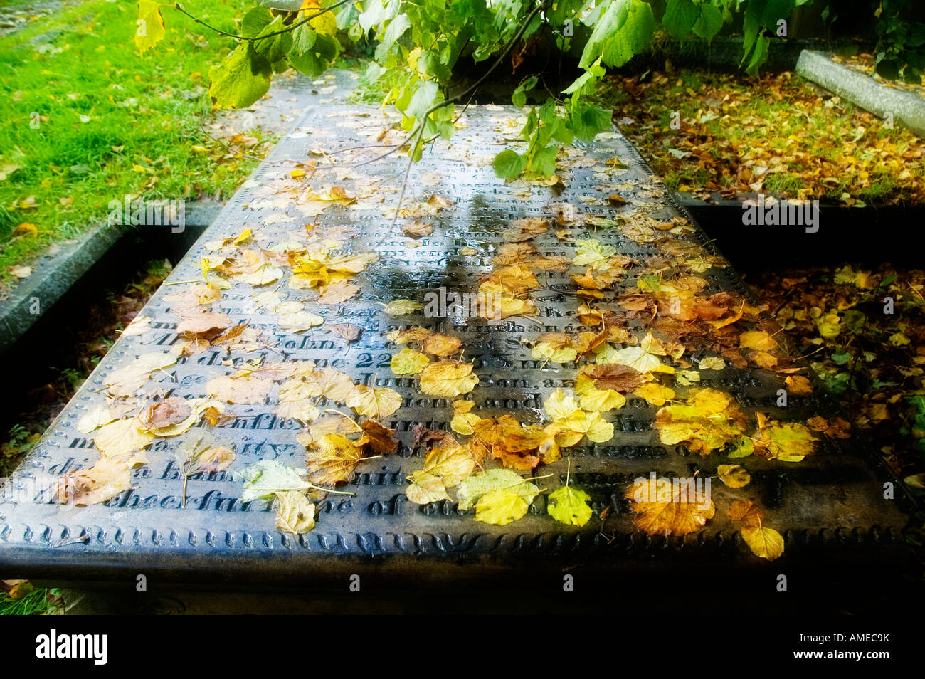 Der Friedhof von Haworth Kirche im Herbst Stockfoto