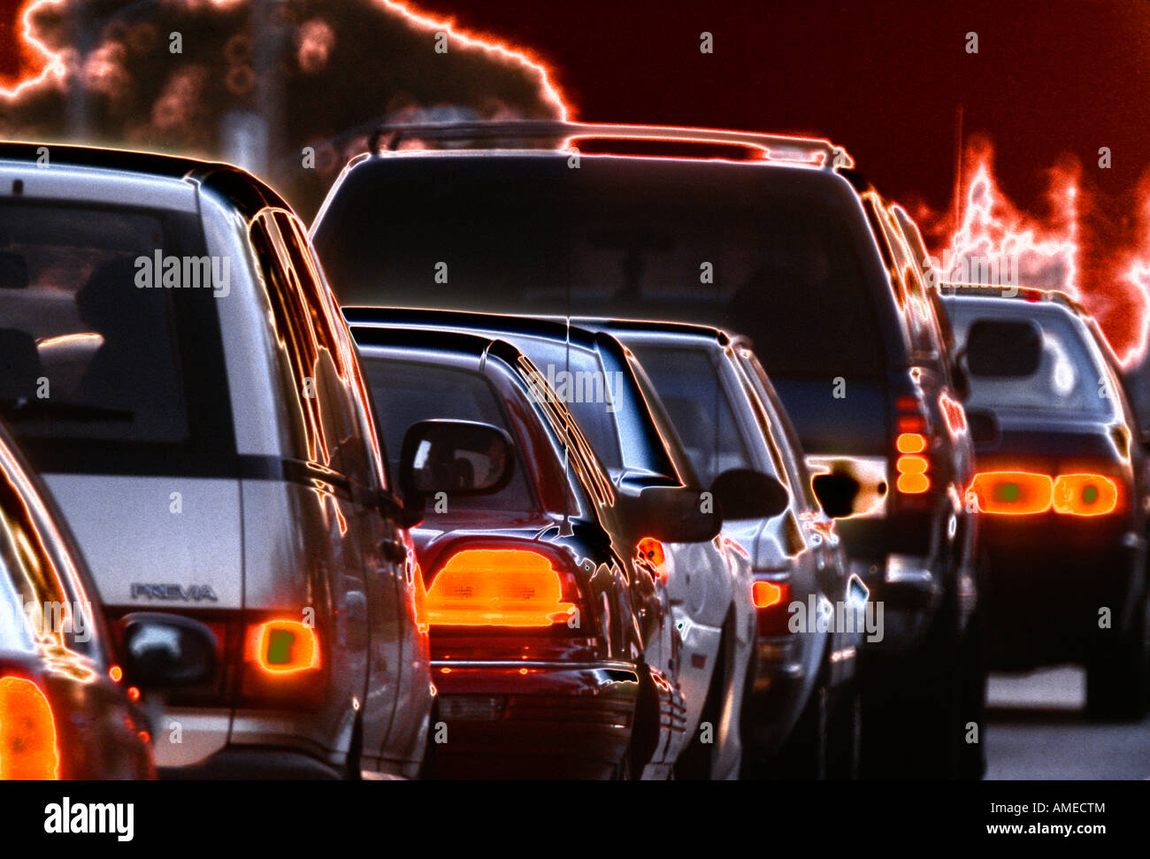 Pkw-Verkehr in der Nacht Stockfoto