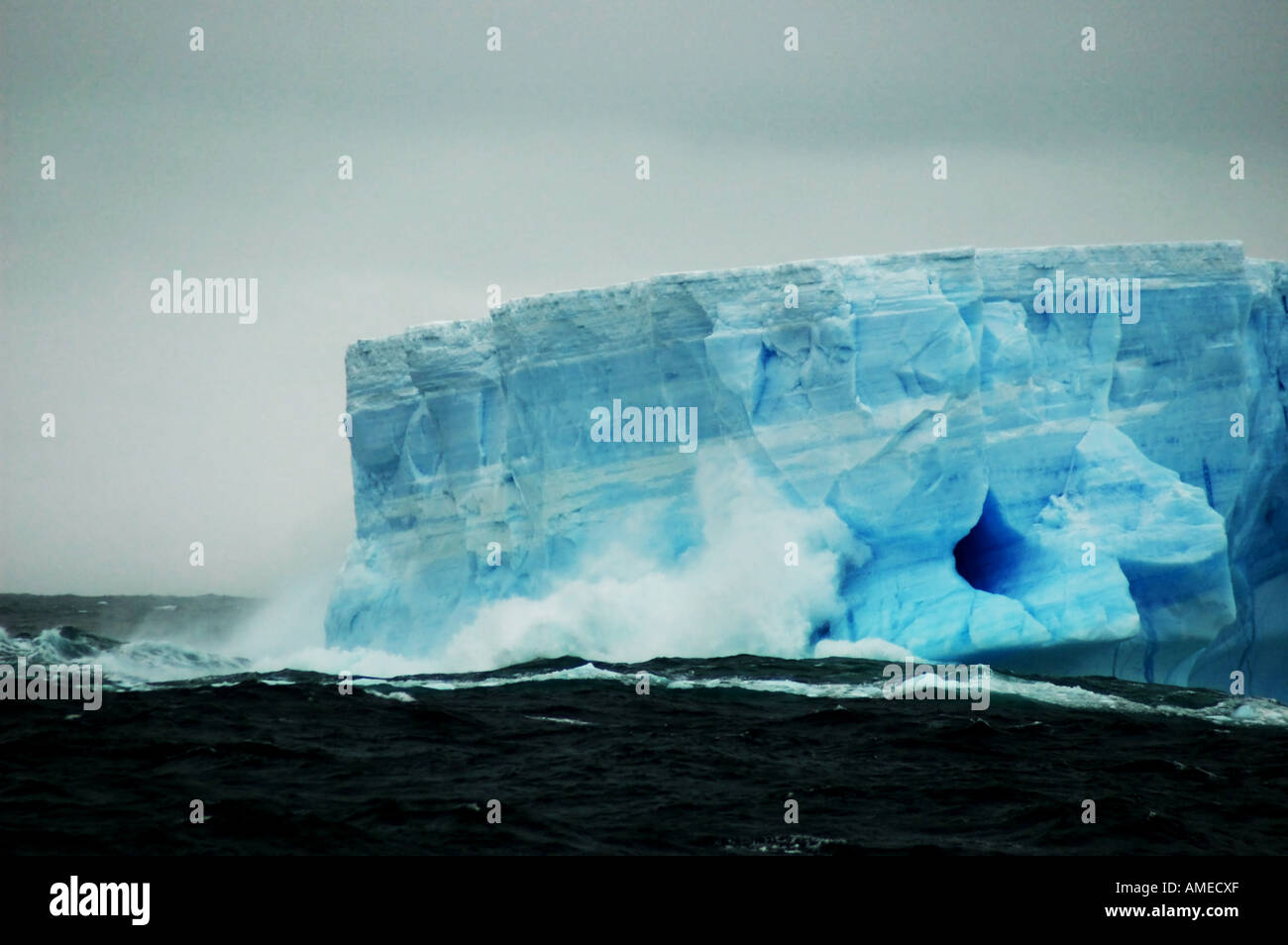 Eisberg mit Höhle im tosenden Meer, Antarktis, Suedozean Stockfoto