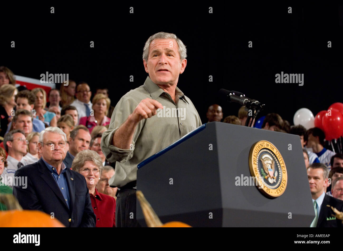 US-Präsident George w. Bush befasst sich eine Schar von Anhängern Stockfoto