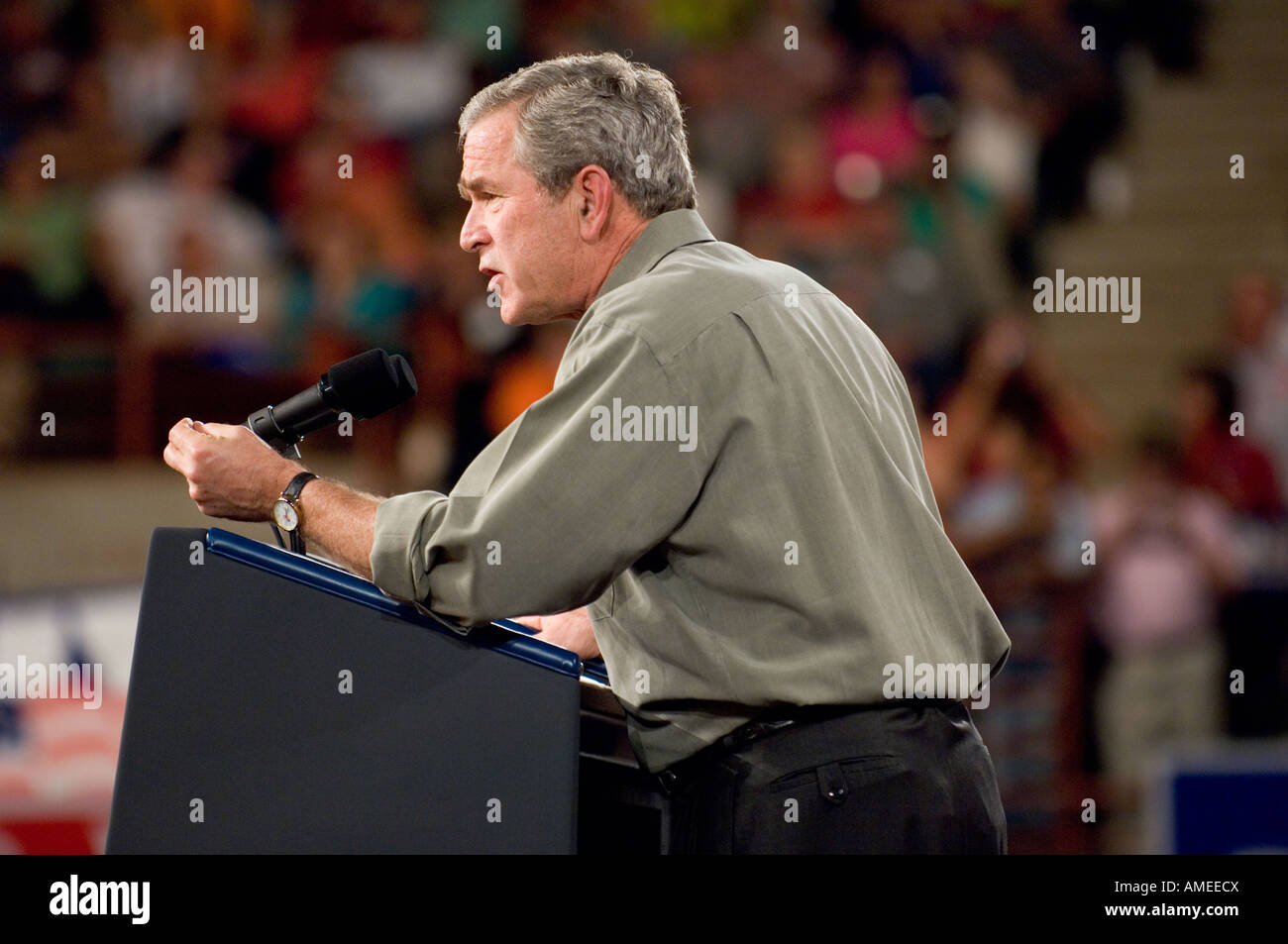 US-Präsident George w. Bush befasst sich eine Schar von Anhängern Stockfoto