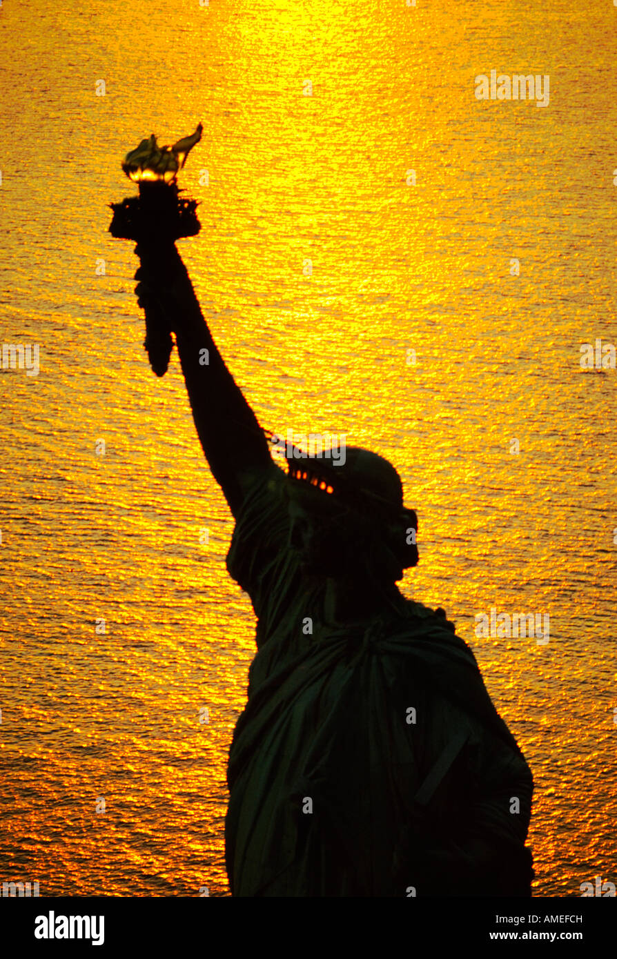 Freiheitsstatue auf Liberty Island New York City in der Abenddämmerung Stockfoto