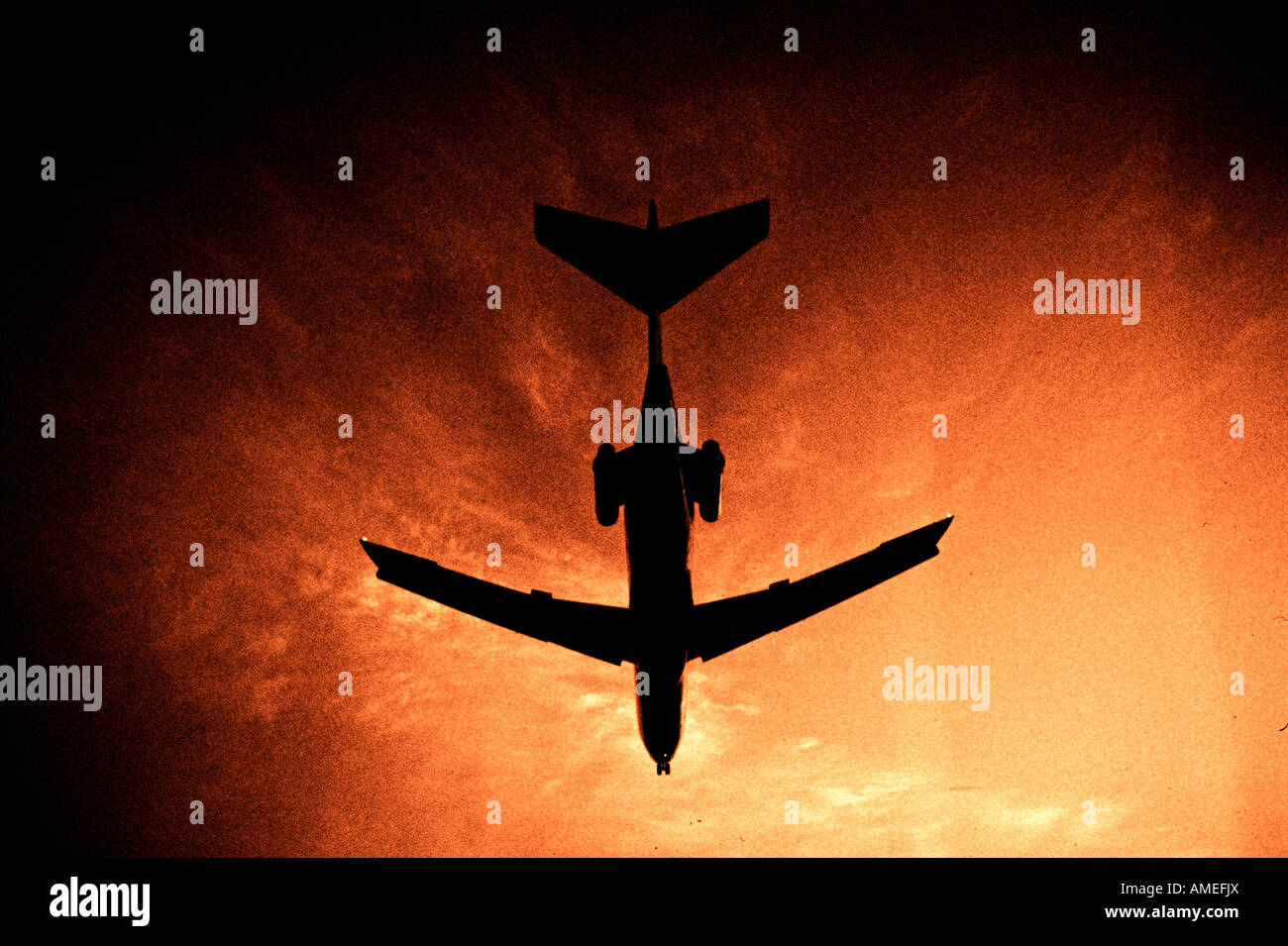 kommerziellen Jet Landung mit Licht in der Dämmerung Stockfoto